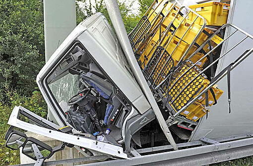 Mit voller Wucht raste der Lkw in den Metallpfeiler