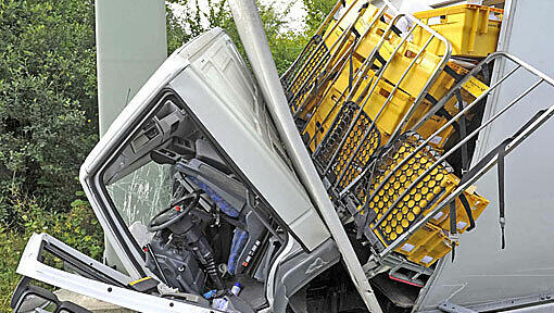 Mit voller Wucht raste der Lkw in den Metallpfeiler Mit voller Wucht raste der Lkw in den Metallpfeiler