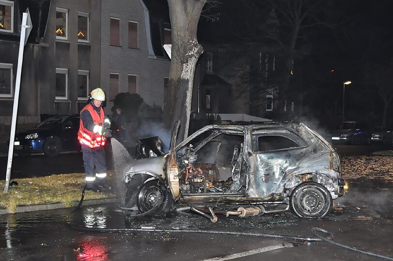 Ein Feuerwehrmann löscht das Autowrack nach einem Verkehrsunfall in Castrop-Rauxel (Kreis Recklinghausen) am späten Freitagabend (25.11.2011).