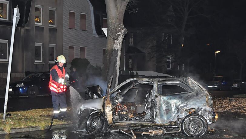 Ein Feuerwehrmann löscht das Autowrack nach einem Verkehrsunfall in Castrop-Rauxel (Kreis Recklinghausen) am späten Freitagabend (25.11.2011). Ein Feuerwehrmann löscht das Autowrack nach einem Verkehrsunfall in Castrop-Rauxel (Kreis Recklinghausen) am späten Freitagabend (25.11.2011).