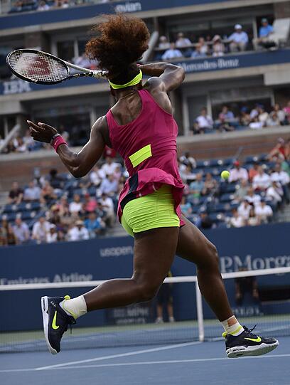 Serena Williams gewinnt gegen die Italienerin Sara Errani mit 6:1, 6:2 und zieht ins Finale der US Open in New York ein. Dort trifft sie auf Wiktoria Asarenka