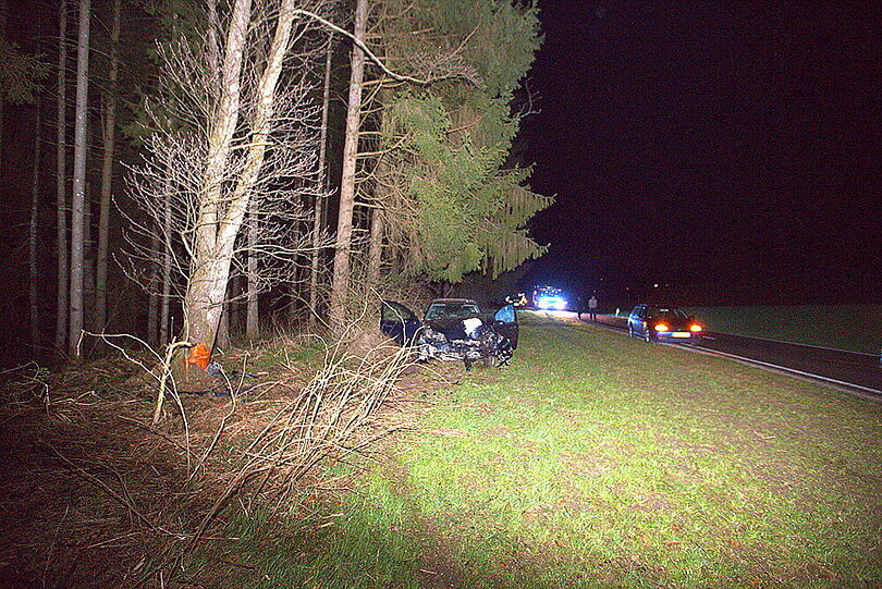 Ein 17-Jähriger ohne Füherschein ist bei Tabing betrunken gegen einen Baum geprallt.