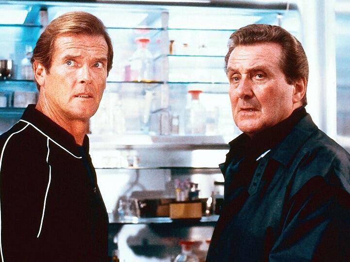 Roger Moore (l.) und Pat Macnee gemeinsam in "James Bond: Im Angesicht des Todes"