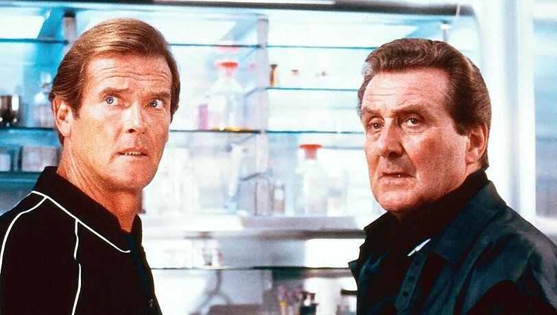 Roger Moore (l.) und Pat Macnee gemeinsam in "James Bond: Im Angesicht des Todes" Roger Moore (l.) und Pat Macnee gemeinsam in "James Bond: Im Angesicht des Todes"