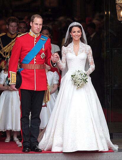 Kates Hochzeitskleid wurde von der "Alexander McQueen"-Designerin Sarah Burton angefertigt. Die geschätzten Kosten: rund 320.000 Euro.