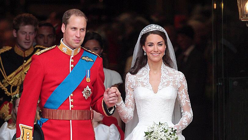 Kates Hochzeitskleid wurde von der "Alexander McQueen"-Designerin Sarah Burton angefertigt. Die geschätzten Kosten: rund 320.000 Euro. Kates Hochzeitskleid wurde von der "Alexander McQueen"-Designerin Sarah Burton angefertigt. Die geschätzten Kosten: rund 320.000 Euro.