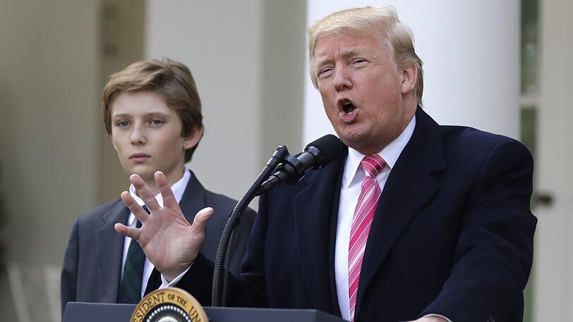US-Präsident Donald Trump spricht im Weißen Haus - sein Sohn Barron wirkt teilnahmslos.
