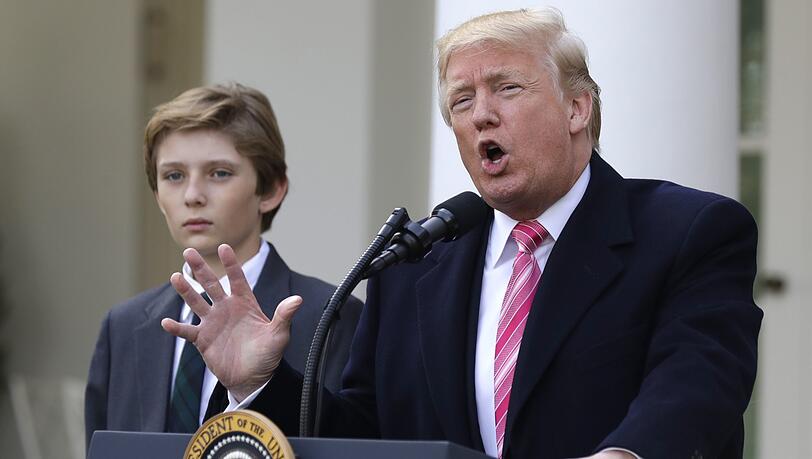 US-Präsident Donald Trump spricht im Weißen Haus - sein Sohn Barron wirkt teilnahmslos. US-Präsident Donald Trump spricht im Weißen Haus - sein Sohn Barron wirkt teilnahmslos.