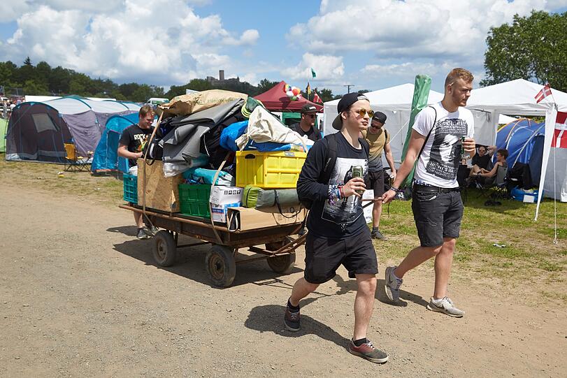 Schon am Mittwoch trafen Rockfans mit schwerem Gepäck auf dem Campinggelände des Musikfestivals «Rock am Ring» ein.