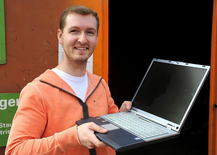 Claudius Peter entsorgt seine Laptop