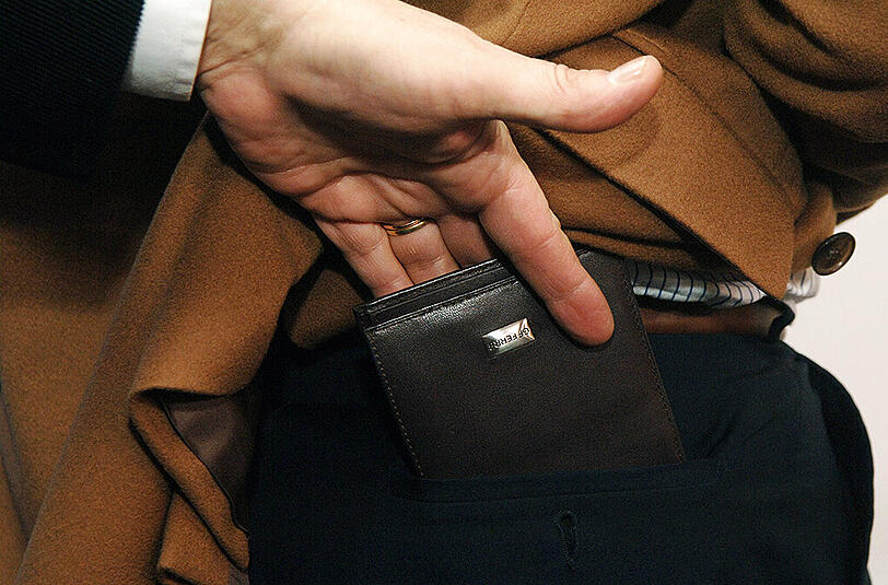 In den meisten Fällen bleiben Taschendiebstähle ungeklärt. Die aufmerksame Studentin verfolgte die beiden Unbekannten jedoch sofort und konnte sie stellen - die hinzugerufene Polizei nahm die beiden Männer fest. (Symbolbild)