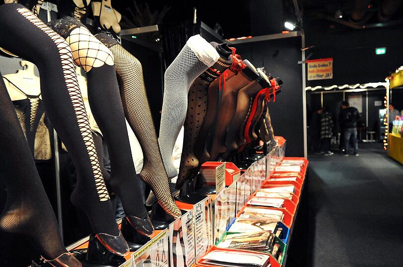 Vor allem aber gibt&rsquo;s bei der Erotikmesse allerlei zu kaufen: Ferngesteuerte Vibratoren, Filmchen, Lederklamotten und SM-Utensilien vom Federpuschel bis zur Fesselkette.