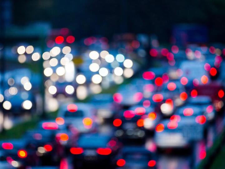 Stau auf einer Autobahn. Foto: Rolf Vennenbernd/dpa/Symbolbild