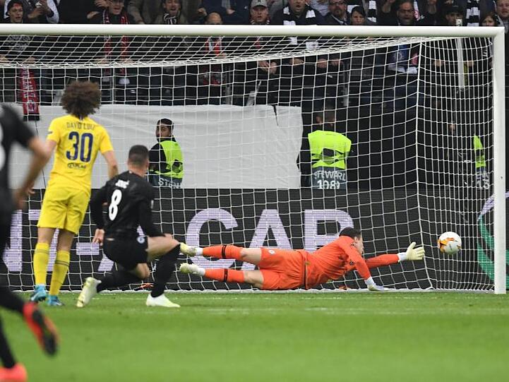Luka Jovic (M.) traf per Kopf zum 1:0.