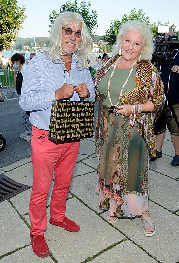 Otto Retzer mit Perücke und Marika Lichter