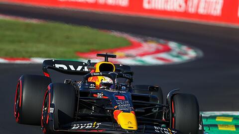 Der Niederländer Max Verstappen steuert den Red-Bull-Boliden auf der Rennstrecke.