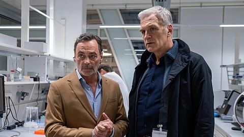 "Der Kommissar und der See: In besseren Kreisen": Bernd Eschenbach (Peter Benedict, l.) spricht mit Robert Anders (Walter Sittler) über die Fortschritte in der Krebsforschung.