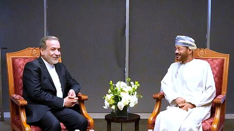 Der iranische Außenminister Abbas Araghtschi (links) ist zu Atomverhandlungen mit den USA in die Hauptstadt des Oman gereist.