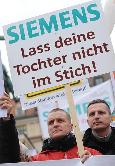 Am Dienstag gingen tausende Mitarbeiter von Nokia Siemens Networks auf die Straße, um gegen die Schließung des Standorts in München zu protestieren.