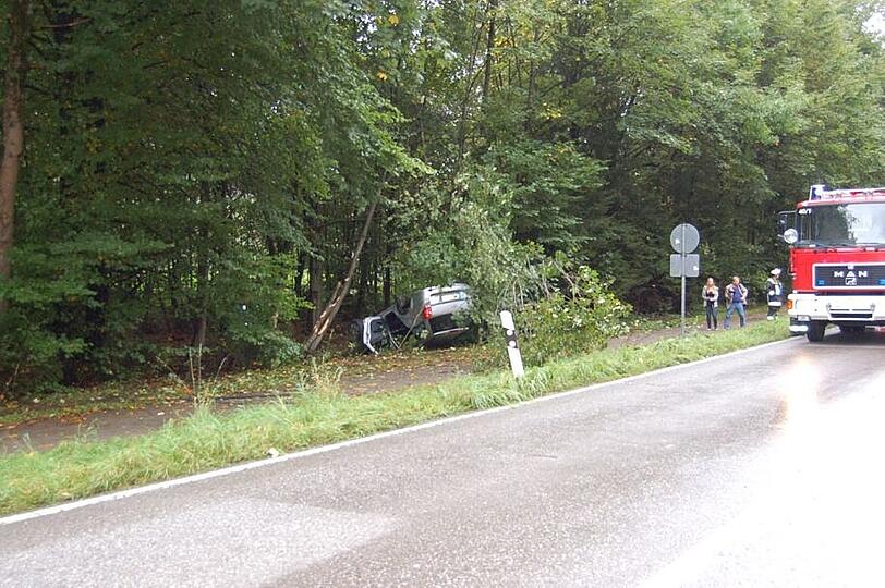 Trotz des schweren Unfalls zieht sich der Autofahrer in Grünwald nur Prellungen zu. Wegen Herzrhtythmusstörungen war er bewusstlos geworden und mit mehreren Bäumen kollidiert.
