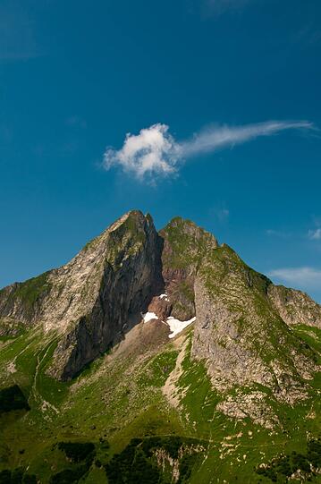 Die Höfats: Sie ist 2259 Meter hoch, hat vier fast gleich hohe Gipfel und gehört zu den eindrucksvollen Allgäuer Grasbergen. Auf den steilen Hängen ist die Rutschgefahr aber groß.