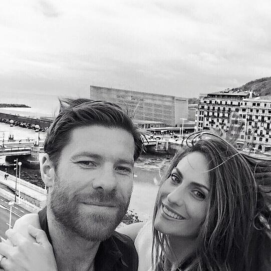 Bayerns spanischer Mittelfeldstar Xabi Alonso hat auch in der Sommerpause Grund zur Freude: Seine Frau Nagore Aramburu hat Geburtstag und die beiden feiern das entsprechend im Urlaub.