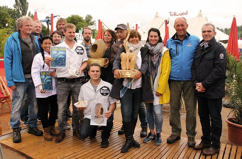 Die Gastropreis-Gewinner 2016 (v.l.): Jören Meyerding, Roland Turba, Kai Bruins (Saloon Bar), Dorkas Balarezo und Andreas Ruthus (Come Peru), Herbert Forche und Sebastian Friedrich (Butcher's Grill), Andreas Rudlaff und Esther Fischer (Langos), El Rhomari (Berberhaus), Sonja Schlederer und Sophie Sauer (S-Beach), Norbert Kessler (Tollwood), Gerhard Abtmeier (Hacker-Pschorr).