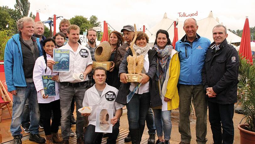 Die Gastropreis-Gewinner 2016 (v.l.): Jören Meyerding, Roland Turba, Kai Bruins (Saloon Bar), Dorkas Balarezo und Andreas Ruthus (Come Peru), Herbert Forche und Sebastian Friedrich (Butcher's Grill), Andreas Rudlaff und Esther Fischer (Langos), El Rhomari (Berberhaus), Sonja Schlederer und Sophie Sauer (S-Beach), Norbert Kessler (Tollwood), Gerhard Abtmeier (Hacker-Pschorr). Die Gastropreis-Gewinner 2016 (v.l.): Jören Meyerding, Roland Turba, Kai Bruins (Saloon Bar), Dorkas Balarezo und Andreas Ruthus (Come Peru), Herbert Forche und Sebastian Friedrich (Butcher's Grill), Andreas Rudlaff und Esther Fischer (Langos), El Rhomari (Berberhaus), Sonja Schlederer und Sophie Sauer (S-Beach), Norbert Kessler (Tollwood), Gerhard Abtmeier (Hacker-Pschorr).