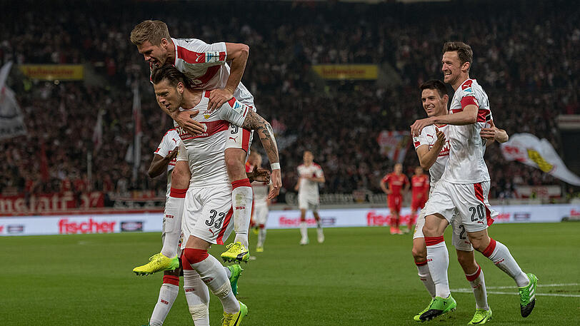 Die Stuttgarter Daniel Ginczek, Simon Terodde, Emiliano Insua Zapata und Christian Gentner (von links) jubeln nach dem Tor zum 3:1.