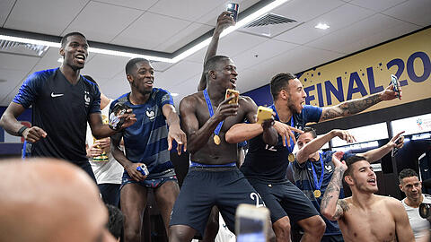 Feiern den Weltmeister-Titel: Corentin Tolisso vom FC Bayern (rechts) und seine Teamkollegen in der französischen Nationalelf - Benjamin Mendy (2. von rechts), Ousmane Dembélé und Paul Pogba (links).