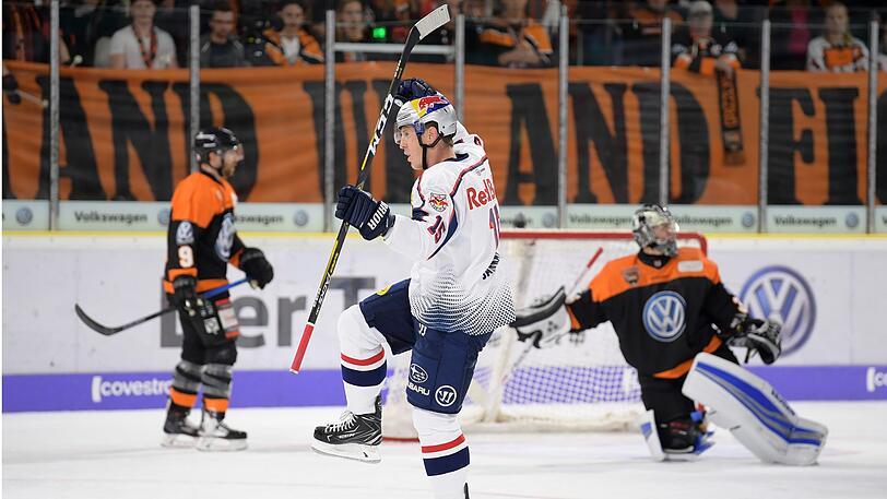 Drin! EHC-Kapitän Jaffray bejubelt sein 1:0 in Unterzahl gegen Wolfsburg. Am Ende heißt es 4:0.