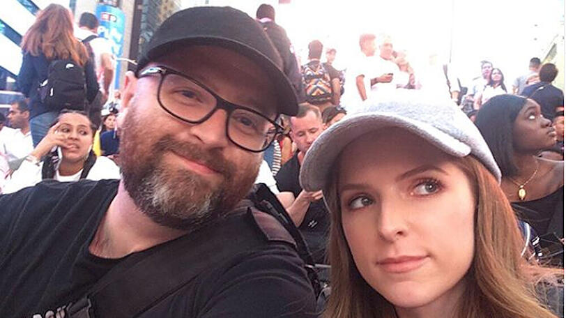 Grüße vom Times Square: Anna Kendrick posierte gemeinsam mit ihrem Bruder Michael für ein lässiges Selfie