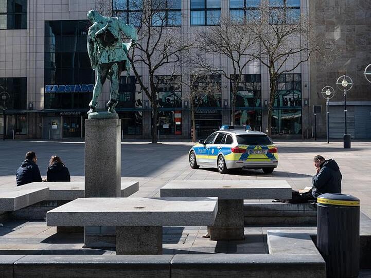 Momentaufnahme vom alten Markt in Dortmund: Die Polizei mit einem Streifenwagen in Einsatzl.