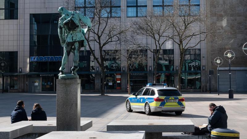 Momentaufnahme vom alten Markt in Dortmund: Die Polizei mit einem Streifenwagen in Einsatzl. Momentaufnahme vom alten Markt in Dortmund: Die Polizei mit einem Streifenwagen in Einsatzl.