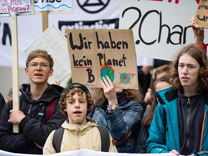 Demonstranten der "Fridays for Future"-Bewegung stehen vor dem Tagungshotel, in dem die Konferenz der Umweltminister und -senatoren stattgefunden hat.