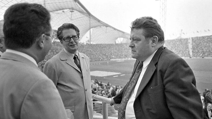 34. Spieltag der Bundesliga, Juni 1972: Hans-Jochen Vogel und Franz Josef Strauß auf der Tribüne des Olympiastadions. 34. Spieltag der Bundesliga, Juni 1972: Hans-Jochen Vogel und Franz Josef Strauß auf der Tribüne des Olympiastadions.