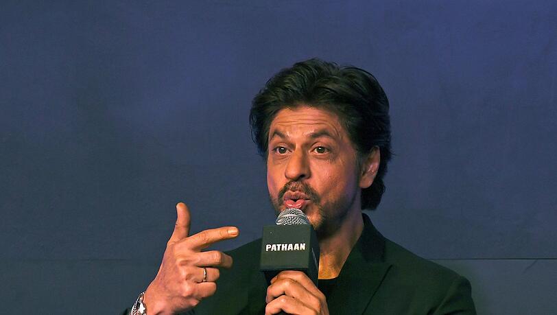Der Bollywood-Schauspieler Shah Rukh Khan spricht ins Mikrofon.