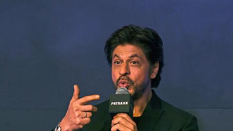 Der Bollywood-Schauspieler Shah Rukh Khan spricht ins Mikrofon.