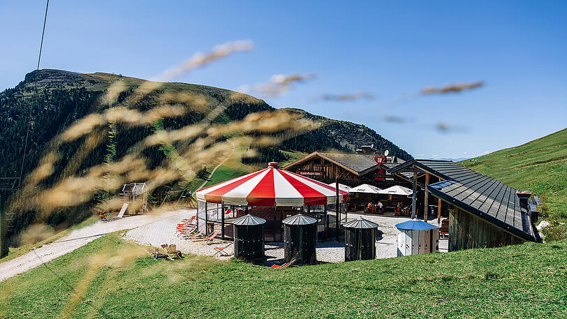 Ganischgeralm – The Mountain Party: Typische regionale Köstlichkeiten mit Panoramablick genießen.