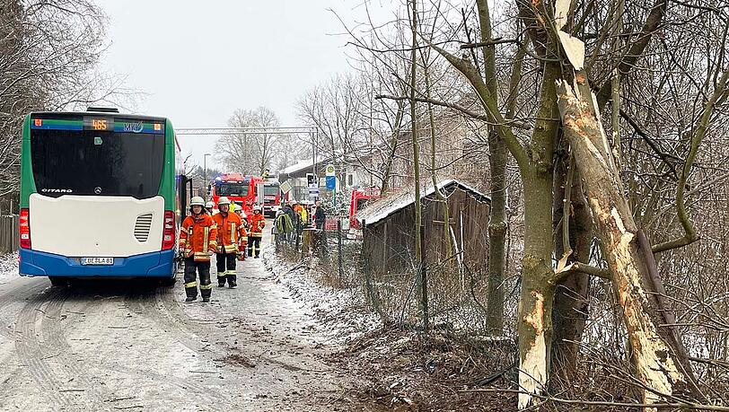 Vier Feuerwehren waren bei dem Busunfall im Einsatz. Vier Feuerwehren waren bei dem Busunfall im Einsatz.