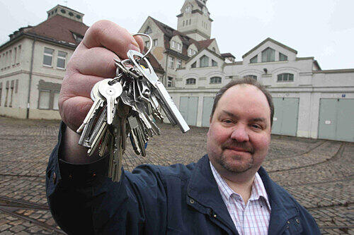 Der letzte Mohikaner aus der VAG-Truppe: Wolfgang Ahl (50) schließt den Werkstattkomplex in Muggenhof.