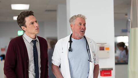 Zur&uuml;ck im Sacred Heart Hospital: Zach Braff (l.) als J.D. und John C. McGinley als Dr. Cox im "Scrubs"-Revival.