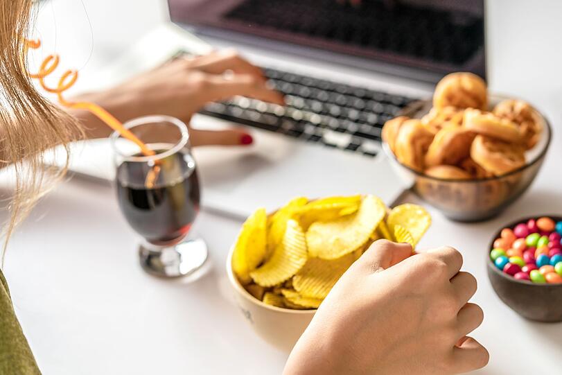 Stress führt häufig zu Heißhungerattacken. Das Gehirn verlangt nach schneller Energie und signalisiert dem Körper: mehr Glukose! Viele greifen dann automatisch zu Schokolade oder anderen zucker- und stärkehaltigen Snacks. Doch es gibt eine bessere Lösung. Neben gesunden Lebensmitteln helfen auch feste Essensroutinen, um Heißhunger über den Tag hinweg zu vermeiden. Stress führt häufig zu Heißhungerattacken. Das Gehirn verlangt nach schneller Energie und signalisiert dem Körper: mehr Glukose! Viele greifen dann automatisch zu Schokolade oder anderen zucker- und stärkehaltigen Snacks. Doch es gibt eine bessere Lösung. Neben gesunden Lebensmitteln helfen auch feste Essensroutinen, um Heißhunger über den Tag hinweg zu vermeiden.