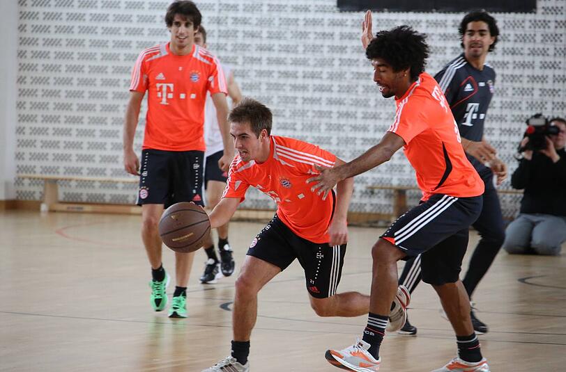 Die Fußball-Profis des FC Bayern beim Basketball.