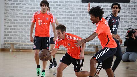Die Fußball-Profis des FC Bayern beim Basketball.