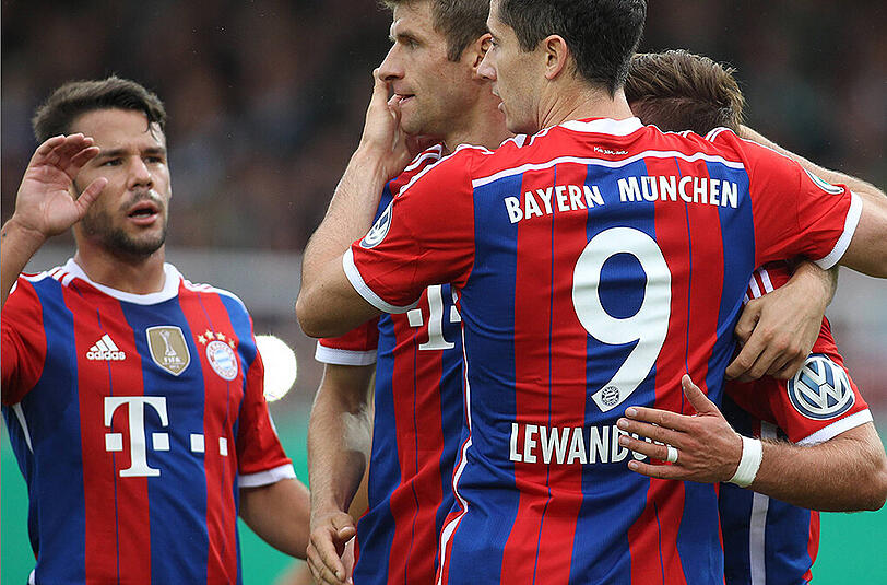 JUAN BERNAT (l.), NOTE 3: Der linke "Schienenspieler", der aus dem 3-4-2-1 ein 5-2-2-1 macht. Schnelle Auffassungsgabe, noch nicht 100%-integriert, aber: Guter Schuss (34.).