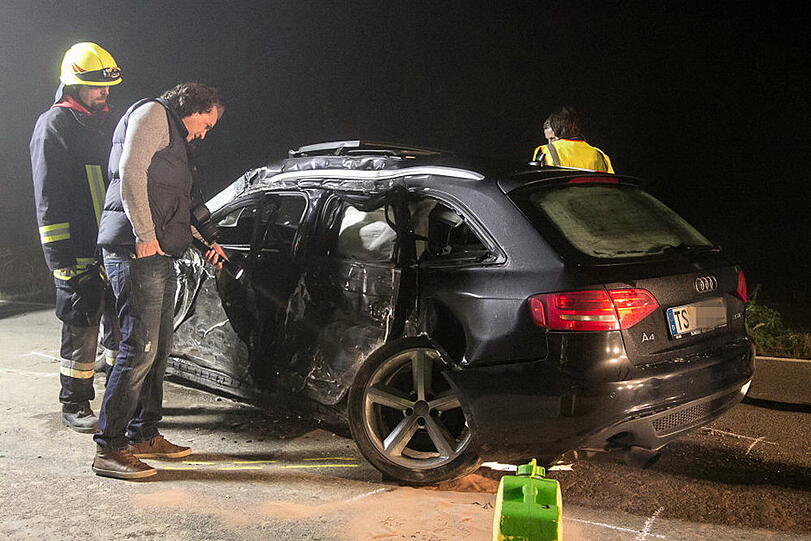 Bilder vom tragischen Unfall auf der Staatsstraße 2093 bei Offling/Altenmarkt.