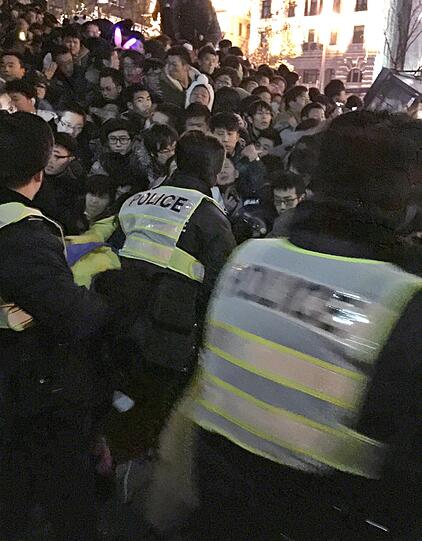 Ein Falschgeldregen löste in Shanghai eine Massenpanik mit 36 Toten aus.