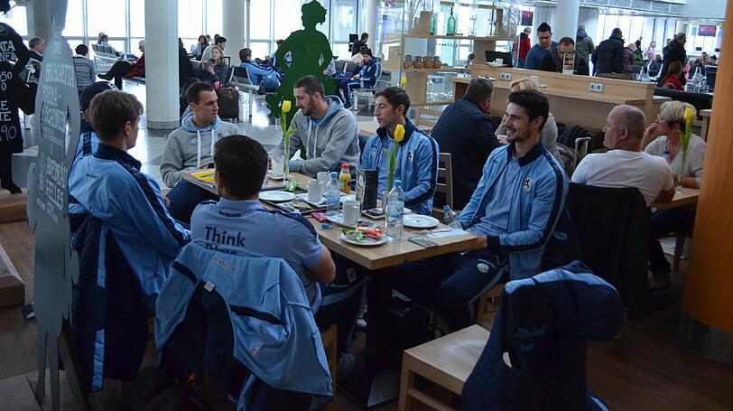 Gemütlicher Mittagstisch vor dem Abflug - am Montag erwartet die Löwen lediglich die Anreise, kein Training mehr.
