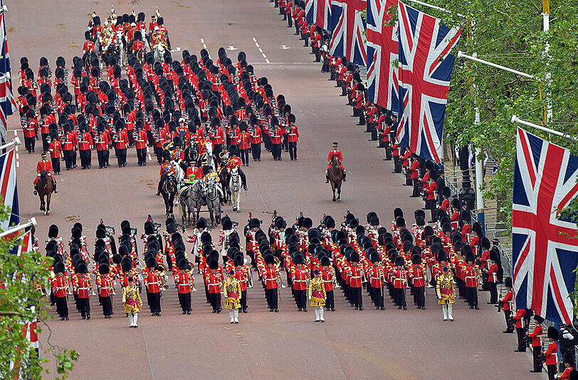 Mit einer farbenprächtigen Militärparade im Herzen Londons feiert Großbritannien den 90. Geburtstag von Königin Elizabeth II. Eine der Wachen verließen dabei die Kräfte - er kollabierte. Die Bilder...